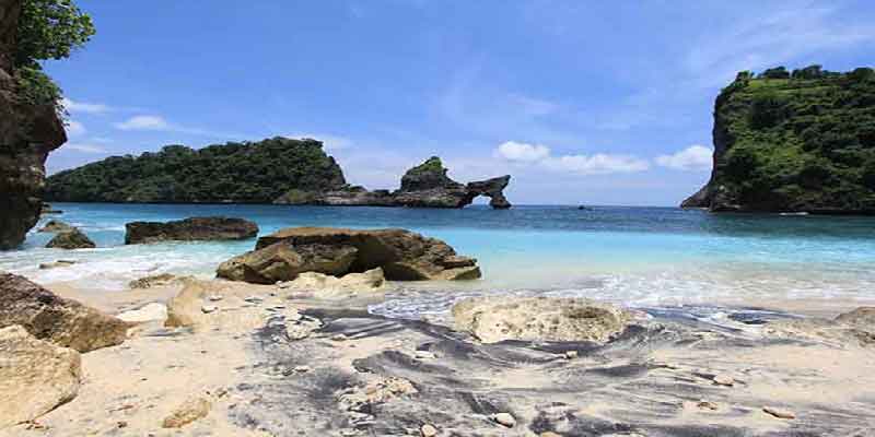 Keindahan Tersembunyi Pantai Atuh Nusa Penida Bali