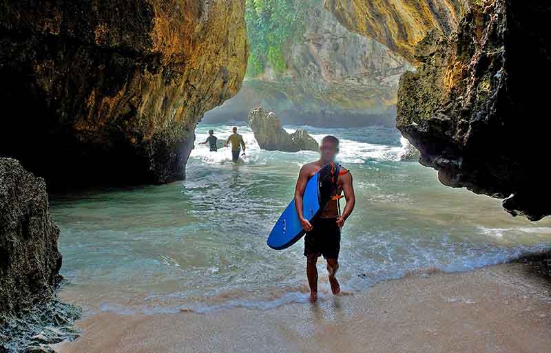 Pesona Pantai Suluban Uluwatu Bali; Lokasi dan Harga Tiket