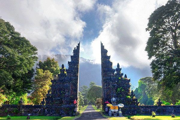 Handara Gate Bali: Gerbang Surga di Tengah Kabut Bedugul