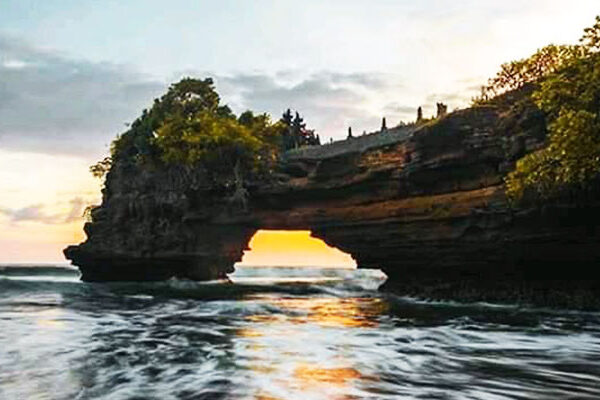 Pura Tanah Lot: Panduan Lengkap Pura Ikonik di Bali