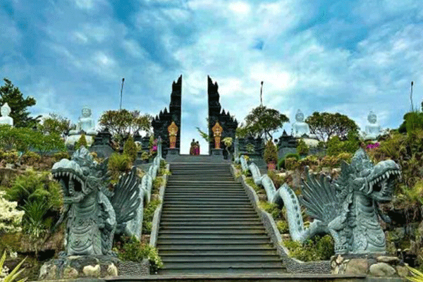 Brahma Vihara Arama – Keheningan Spiritual di Puncak Bali Utara